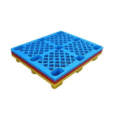 menggunakan palet plastik nestable